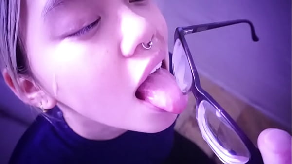 Budak Asia Ngentot Menanti Tuannya; Dia Menjilat Sperma Dari Kacamatanya. Video Lengkap Di Sabelarsene.com