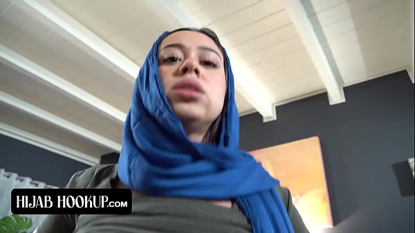 Arab Nakal Mengisap Kontol Kakak Tiri Demi Menjaga Rahasia Dari Orang Tua Tiri Yang Tegas