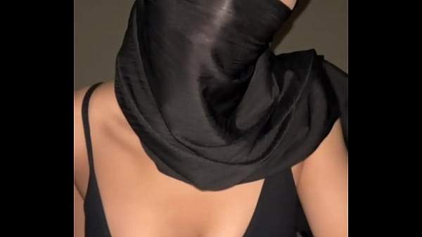 Lihat Gue Goyangin Susu Arab, Jilbab Basah, Montok Minta Digigit