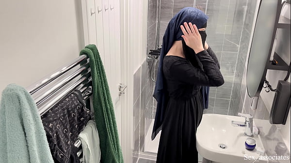 Aku Melihat Gadis Muslim Berhijab Merangsang Diri Di Kamar Mandi.
