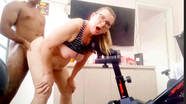 Sogra Gozando Aeróbico C* Só De Calcinha Molhada, Genro Já Meteu O Pau Sem Perder Tempo
