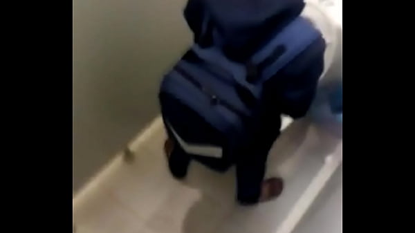 Siswi Cantik Ngocok Kontol Di Kamar Mandi Kampus