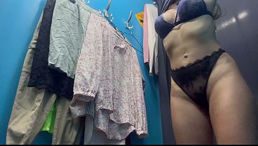 Ruang Ganti. Kamera Tersembunyi. Cewek Rusia Montok Dengan Puting Tembem Yang Bikin Nafsu.