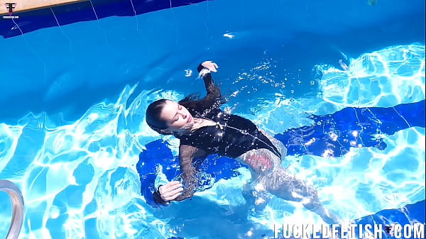 Jessica Bunny Berenang Di Kolam, Basah Kuyup, Siap Digoyang-goyang.