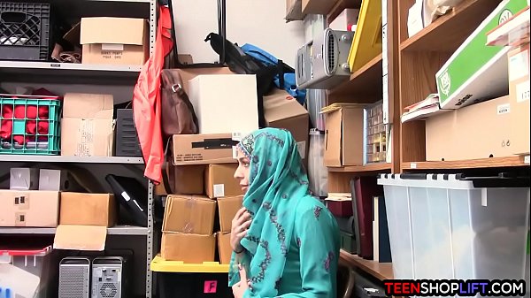 Remaja Arab Yang Ketahuan Mencuri Di Toko, Langsung Digebuk Dan Digencet Habis-habisan Sama Satpam.