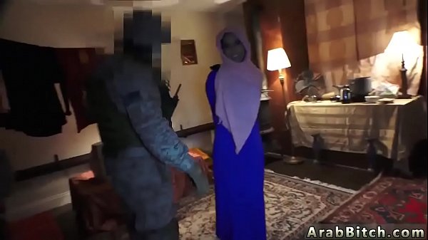 Cewek Lokal Kerja Keras Ngewe Arab Sambil Mainin Ekor Babi, Crot Di Mana Aja