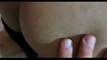 زوج مصري مقموص يتفرج على زوجته الملبنة تتناك من ورا وتتلمس طيزها الكبيرة