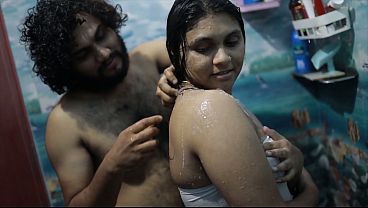 Cewek Tiri India Mandi Air Panas, Bikin Adegan Mesra Dan Basah Kuyup.