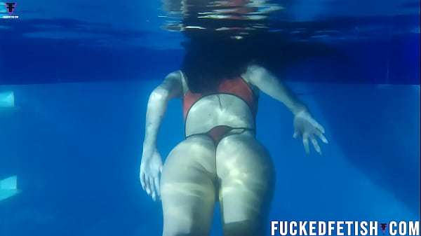 Topeng Selam Helen Star Di Kolam Renang Yang Menggoda