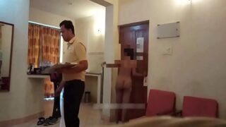 Bini Tamil Berani Telanjang Bulat Di Depan Pelayan, Ngajak Crot Di Meja Restoran