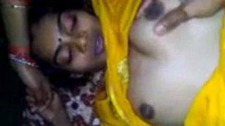 Pelayan Pakai Saree Sutra Kuning, Siap Digoyang Di Ranjang.