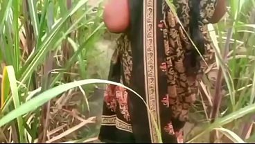 Ibu Tiri Dan Anak Tiri Ngewe Di Luar Rumah Kampung, Basah Kuyup Kena Hawa Panas.