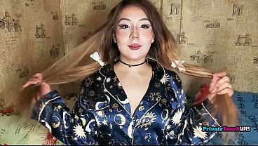 Gadis Gemuk Rusia Dengan Paha Besar Mainin Memek Sempitnya Pakai Dildo Yang Nancep Dalem.