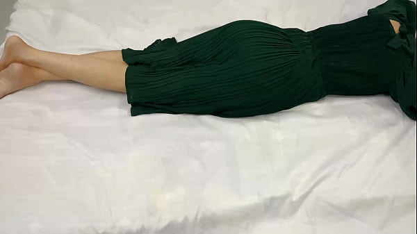 Malam Itu, Adik Tiri 18 Tahunku Sendirian Di Kamar, Aku Masuk Dan Memuaskan Nafsu Birahi Di Selangkangannya Yang Masih Perawan.