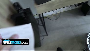 Gadis Latin Muda Bikin Bapak Tirinya Mabuk Kepayang Sama Tubuh Mulus Dan Montoknya Yang Bikin Ngilu.