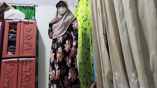 Bu Guru Gregetan Lihat Muridnya Lagi Colmek, Langsung Diajak Ngewe Di Kelas.