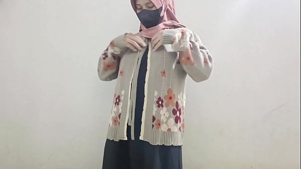 Gadis Berhijab Main Timun Sampai Keluar Air, Crot-crot Basah Kuyup.