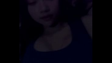 Cewek Cantik Mukanya Imut, Tapi Kelakuan Hot Bikin Ngilu—pengen Liat Liurnya Ngalir Di Leher?