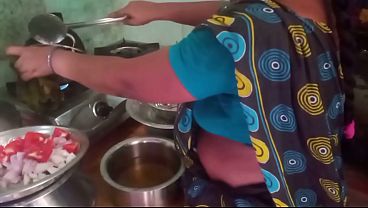 Bini Orang Lagi Masak, Malah Digenjot Sama Pacar Di Dapur, Crot Di Pantat Bikin Makin Basah.