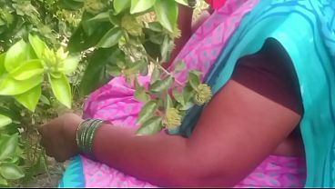 Bhabhi India Ngentot Di Luar Rumah Di Desa, Bikin Basah Kuyup Lihat Kontol Merah Membara.