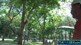Cewek Thailand Mungil Diangkut Naik Tuk Tuk, Digebukin Keras Sampai Meringis Kesakitan Nikmat