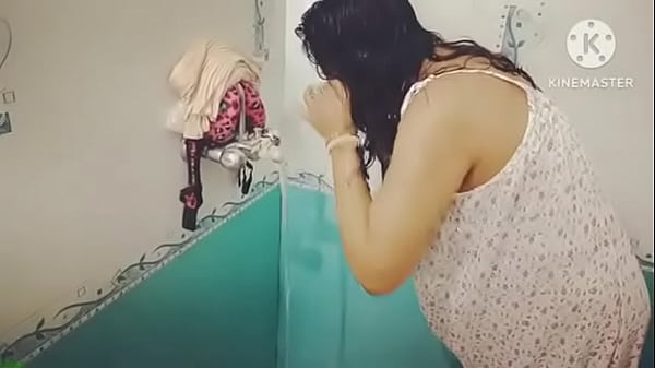 Desi Lagi Mandi, Basah Kuyup, Siap Digaruk-garuk.