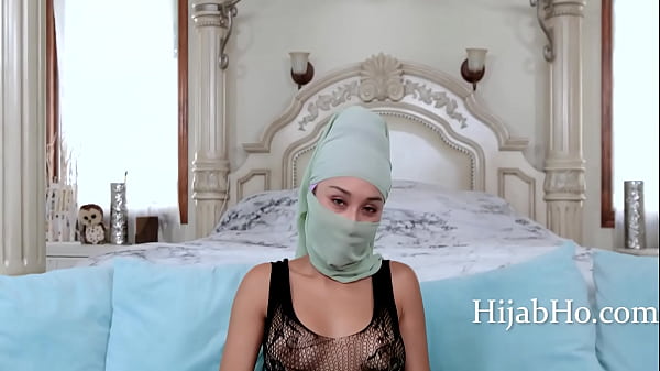 Ibu Tiri Berhijab Bikin Mereda – Cali Lee, Tapi Tangannya Nakal Bikin Panas