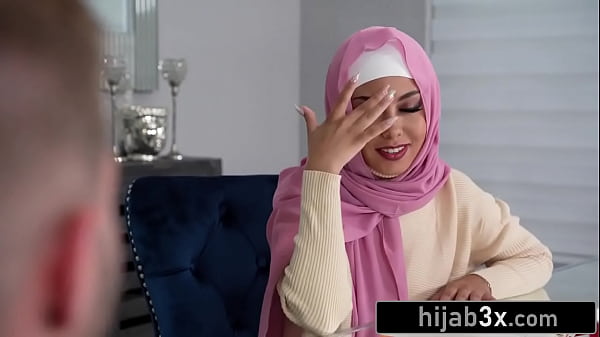 Cewek Mungil Cantik Berjilbab Digenjot Sambil Hijabnya Tetap Dipake, Bikin Makin Liar Dan Basah.