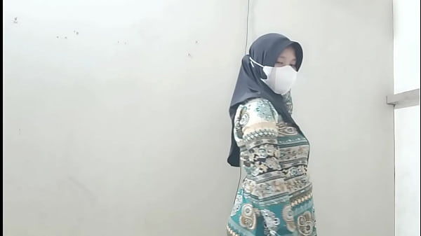 Ngentotin Istri Tetangga Pas Suaminya Cabut Kerja, Enak Banget Mulus Basah.