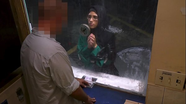 Arab Dibuka Lubang – Pengungsi Muslim Cantik Minta Bantuan, Malah Dapat Kontol Gede