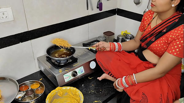 Komal Lagi Bikin Gorengan Pas Diwali, Si Adik Ipar Ngeliatin Sambil Ngiler, Nggak Sabar Mau “nyicipin” Kakak Ipar Yang Seksi.