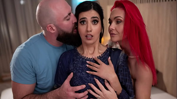 Gadis Arab Konservatif Ngentot Kembarannya Sampai Threesome Liar