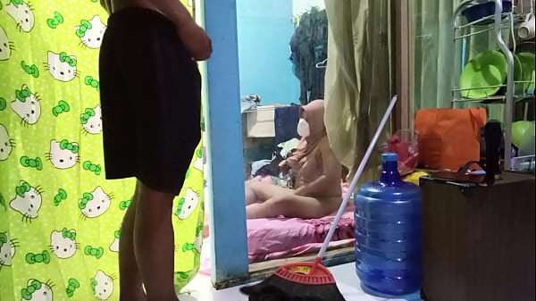 Ngentot Istri Teman Yang Lagi Sibuk Colmek Sambil Nungguin Kontol Gue Masuk.