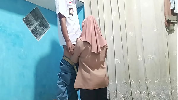 Murid Ngewein Bu Guru Abis Pulang Sekolah, Sampe Basah Kuyup Di Meja Kelas.