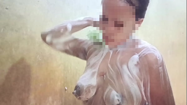 Lihatin Aku Mandi, Kamu Pasti Langsung Tegang Lihat Tubuh Basah Kuyup Ini, Pengen Dijilat Dari Ujung Rambut Sampai Ujung Kaki.