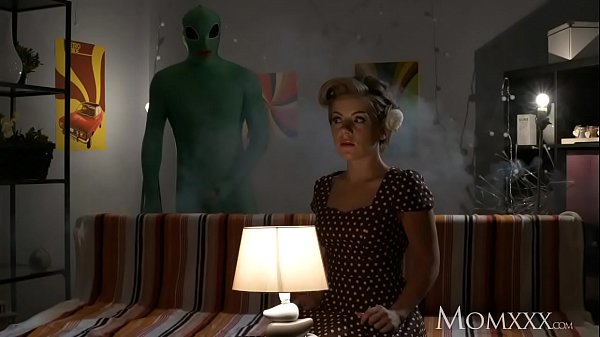 Mama Rumah Tangga Kesepian Dirogoh Dalam-dalam Mulus Sama Alien Pas Malem Halloween.
