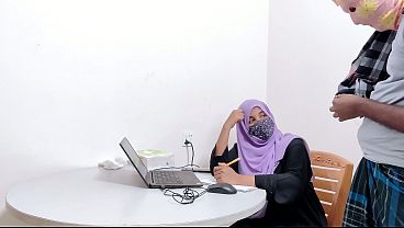 Bankir Cantik Berjilbab Dientot Habis Oleh Petani Desa, Desi Chudai Ngehe Abis!