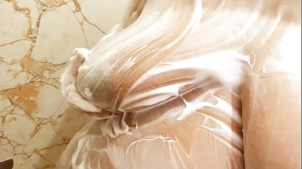 Desi Bhabhi Mandi Basah, Badan Menggoda, Air Mengalir Di Lekuk Tubuh