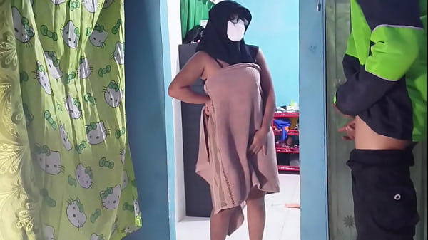 Kepergok Driver Gojek Pas Lagi Mainin Kontol Sendiri Di Dapur, Bikin Makin Tegang Dan Pengen Dilanjutin Bareng Doi