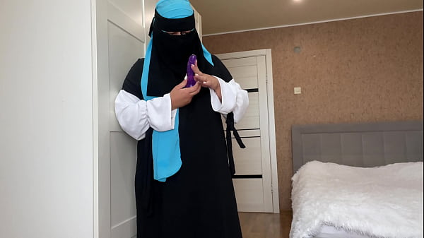 Istri Arab Berhijab Lagi Bersih-bersih Nemu Mainan Sex, Langsung Crot Crot Nafsu Bercucuran.