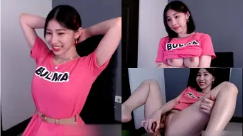 Kak Mina Bondol Pink, Muncratin Jari Sambil Merem Melek, Enak Banget Becek Becek Colmek Sampe Keluar Air.