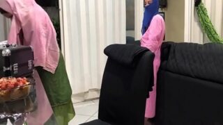 Si Jantan Besar Colmek Di Depan Anak Tiri Berhijabnya Yang Menggoda.