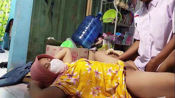 Ibu Tiri Ngajak Ngentot Pas Mau Berangkat Sekolah, Bibir Basah Nganga Ngarepin Kontol