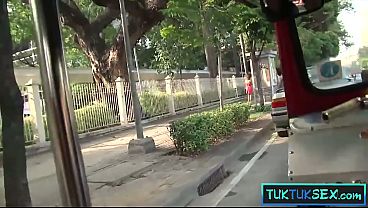 Gadis Thailand Montok Dijemput Naik Tuk Tuk, Lalu Nungging Siap Digocok Kontol Gede.