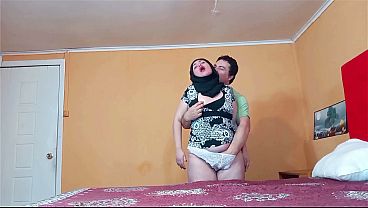 Wanita Berhijab Digojlok Gaya Doggy, Ngerangsang Sambil Merintih.