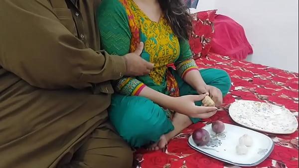 Bantu Mamiku Pacarku Motong Sayur, Lalu Ngentot Pantat Besarnya Sambil Selingkuh Dari Ayah Tiriku, Suara Hindi Jelas.