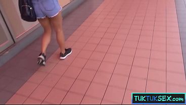 Gadis Nakal Thailand Digebukin Di Tuk Tuk, Terus Digiring Ke Kamar Hotel Buat Main Bareng.