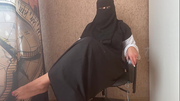 Joi Panas Dari Tante Arab Berjilbab, Gerakan Lidah Dan Pahanya Bikin Crot Terus.