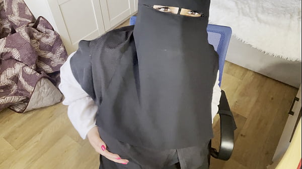 Wanita Turki Bermata Indah Berjilbab Mainin Kontol Pakai Stoking Ketat, Nafsu Basah Minta Dijilat.