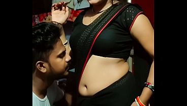 Desi Bhabhi Saree, Pusar Basah Kena Bibir, Desah Nafsu Di Balik Kain Tipis